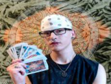 luckypsychic - Rune Divination and Tarot Reading